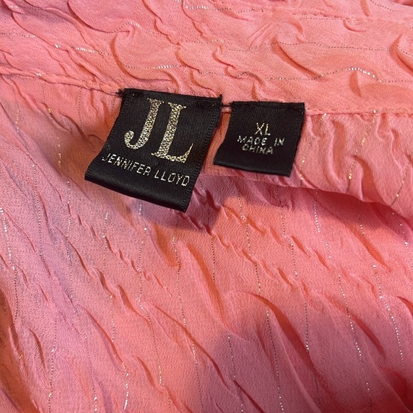 XL Sleeveless button down collared blouse. Fabric has a very subtle shiny thread - Picture 5 of 6